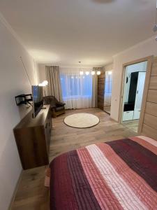 1 dormitorio con 1 cama y sala de estar en Прелестное жильё у Akropole, бесплатная парковка. en Riga