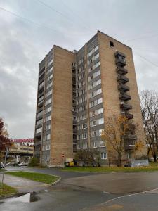 un gran edificio de ladrillo con balcones en un lateral. en Прелестное жильё у Akropole, бесплатная парковка. en Riga