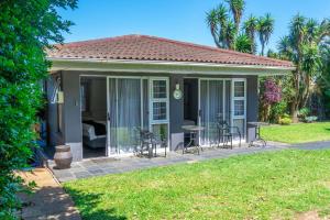 Casa con patio con sillas y mesa en 268 On Ridge Guesthouse, en Durban