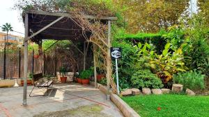 A garden outside Modern 2 Bedroom Apartment 100 m From The Beach