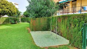 A garden outside Modern 2 Bedroom Apartment 100 m From The Beach