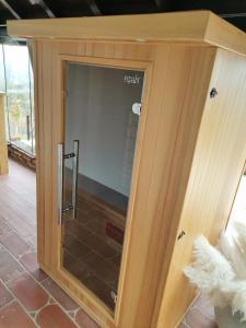 einem Holzschrank mit Glastür in einem Zimmer in der Unterkunft Studio apartman Vidikovac in Pregrada