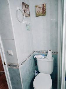Ванная комната в Doble or individual bed near Sevilla Center FREE PARKING