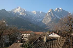 a view of a mountain range with mountains in the background at Ferienwohnung Anette in Garmisch-Partenkirchen