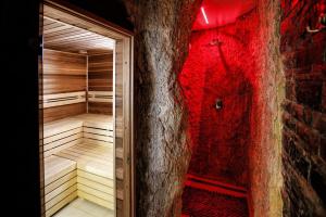 einen begehbaren Kleiderschrank mit einer roten Wand in der Unterkunft Kukučka Lomnica - Tatranská Lomnica in Tatranská Lomnica + 37 Fotos