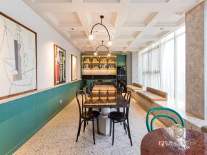 Un comedor con mesa y sillas en Scarletz Suites Kuala Lumpur, Five Senses, en Kuala Lumpur