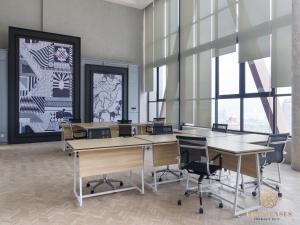 Una sala de conferencias con mesas, sillas y ventanas. en Scarletz Suites Kuala Lumpur, Five Senses, en Kuala Lumpur