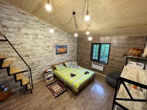 een slaapkamer met een bed in een kamer met houten wanden bij Глемпінг Едельвейс in Oryavchyk