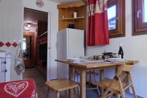 Kuchyňa alebo kuchynka v ubytovaní Tignes Val Claret - Studio 2-3 personnes proche des pistes + 2 fotografie
