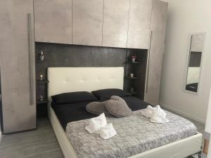 1 dormitorio con 1 cama con 2 toallas en Dream House...la casa dei sogni !, en Ladispoli