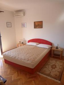 1 dormitorio con 1 cama grande en una habitación en Apartment Degobbis, en Rovinj