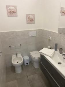uma casa de banho com um WC e um lavatório em Dream House...la casa dei sogni ! em Ladispoli