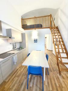 uma cozinha e sala de jantar com uma mesa e uma escada em Casa Marsili - Luxury Apartment em Turim