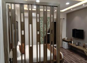 um quarto com uma cama com uma cerca de metal em Hotel Riya Imperial By WB Inn em Gondia