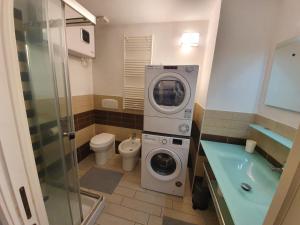 uma casa de banho com uma máquina de lavar roupa e um WC em Casa Marsili - Luxury Apartment em Turim