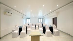 una sala conferenze con tavolo e sedie di Le Papillon By Bay Hotels a Lonavala