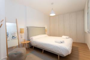 A bed or beds in a room at Edificio Peñiscola