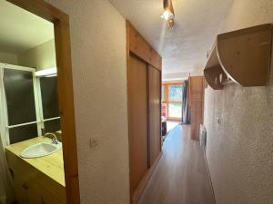 Fotografia z galérie ubytovania Studio confortable avec balcon, ski aux pieds, proche navette, Chalet les Sylvanelles, Les Allues - FR-1-688-32 v destinácii Méribel