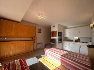 Fotografia z galérie ubytovania Studio confortable avec balcon, ski aux pieds, proche navette, Chalet les Sylvanelles, Les Allues - FR-1-688-32 v destinácii Méribel + 3 fotografie