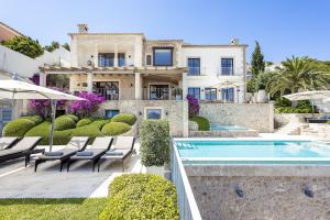 una villa con piscina e una casa di Majestic Mallorca Villa Finca Finesse 6 Bedrooms Private Heated Pool & Out Door Jacuzzi Andratx a Andratx