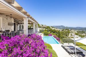 Majestic Mallorca Villa Finca Finesse 6 Bedrooms Private Heated Pool & Out Door Jacuzzi Andratx veya yakınında bir havuz manzarası