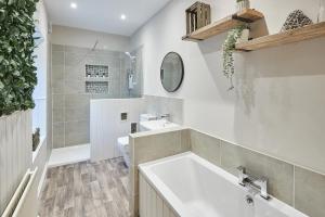 een witte badkamer met een wastafel en een toilet bij Host & Stay - Sion Hall Cottage in Alnwick