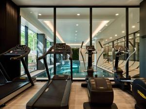 een fitnessruimte met cardio-apparatuur en een zwembad bij Hotel Bergo Resort & SPA in Szklarska Poręba