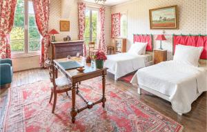 ein Schlafzimmer mit zwei Betten und einem Schreibtisch und einem Tisch in der Unterkunft 10 Bedroom Cozy Home In Allonne in Beauvais