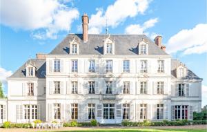 ein großes weißes Haus mit grauem Dach in der Unterkunft 10 Bedroom Cozy Home In Allonne in Beauvais + 50 Fotos