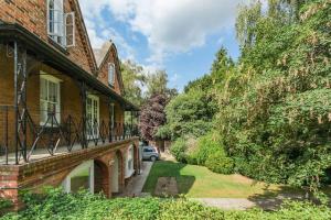 a brick house with a car parked in the yard at Flat 2, 158 Abingdon Road in Oxford