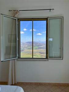 Zimmer mit 2 Fenstern und Aussicht in der Unterkunft Belvedere in Santa Margherita di Belice