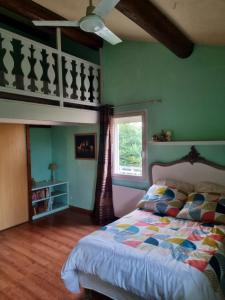 1 dormitorio con cama y ventana en Maison de 4 chambres avec jardin clos et wifi a Gardanne, en Gardanne