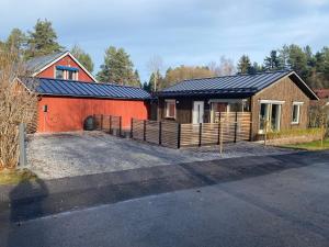 une maison dotée de panneaux solaires sur son côté dans l'établissement Ekberg Annexet, à Järvsö