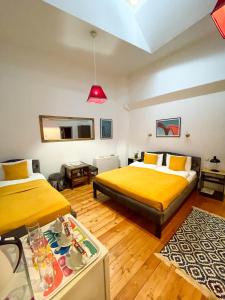 Cette chambre comprend 2 lits et une table. dans l'établissement The Only One Apartments, à Niš