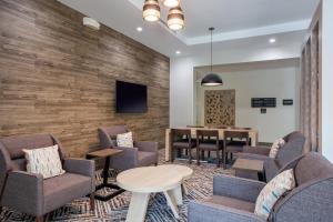 uma sala de espera com cadeiras e uma mesa em Candlewood Suites Apex Raleigh Area, an IHG Hotel em Apex