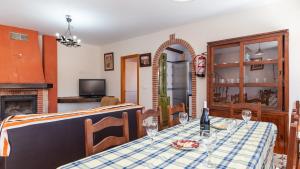 comedor con mesa y chimenea en Casa Calera Arbuniel by Ruralidays en Jaén