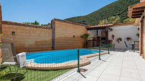 una piscina en el patio trasero de una casa en Casa Calera Arbuniel by Ruralidays, en Jaén