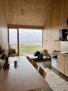 cocina con mesa y ventana grande en The Longhouse at Lista en Farsund