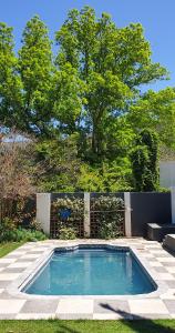 - une piscine dans une cour avec une clôture et des arbres dans l'établissement Fifty Five on Park, à Graaff-Reinet