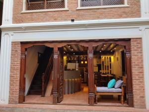 Karuna Hotel Patan Kathmandu的阳台或露台