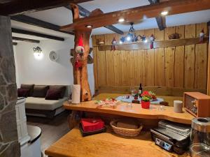 uma sala de estar com uma mesa com um papagaio na parede em Holiday home Pri Metki - Bohinj em Bohinj