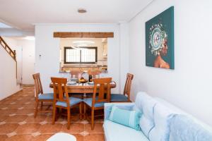 a kitchen and dining room with a table and chairs at Espanatour PLAYA FLAMENCA in Orihuela Costa