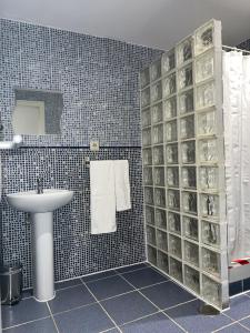 A bathroom at Hostal Abaaly