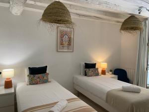 two beds in a room with two lamps and twounks at Boulevard 26 in San Sebastián