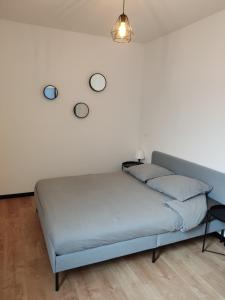 a bedroom with a bed with three circles on the wall at Résidence du Lavoir in Saint-Étienne-de-Saint-Geoirs