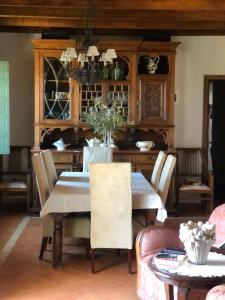 comedor con mesa y sillas en El Encinar, Country House in Alanís, Andalusia en El Encinar