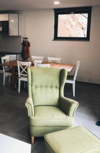 een woonkamer met een groene bank en een tafel bij Quinta do Fojo Valonguinho, Barrô in Barrô