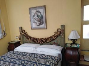 1 dormitorio con 1 cama y una foto en la pared en Villa Torretta en Varenna