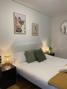 1 dormitorio con 2 camas y 2 lámparas en las mesas en Apartamento Amplio y Central a pie de Playa la Concha, en San Sebastián