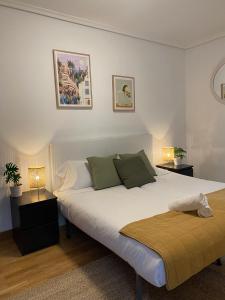 ein Schlafzimmer mit einem großen Bett mit zwei Nachttischen in der Unterkunft Apartamento Amplio y Central a pie de Playa la Concha in San Sebastián